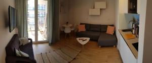 un soggiorno con divano e tavolo di Apartament 27 Resort Klifowa Rewal a Rewal