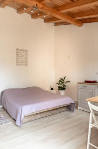 Posteľ alebo postele v izbe v ubytovaní Small stone house Luka + 10 fotografií