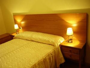 ビーゴにあるPio Vのベッドルーム1室(ベッド1台、ナイトスタンドのランプ2つ付)