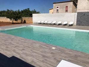 Bazén v ubytovaní Villa Vacanze Giuseppe alebo v jeho blízkosti