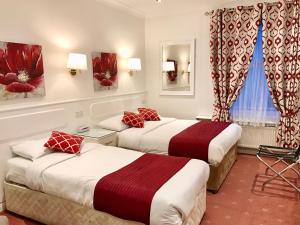 Katil atau katil-katil dalam bilik di Dergvale Hotel