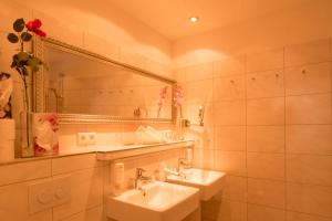 Ein Badezimmer in der Unterkunft Holiday Apartements by Hotel Grüner Baum Feldberg