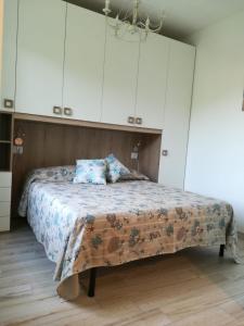 a bedroom with a bed with white cabinets at CASA GAIA in Portoferraio