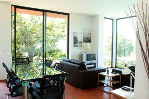 ein Wohnzimmer mit Sofa und Fernseher in der Unterkunft Bean House in Vila Nova de Cerveira