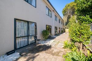 un edificio con una silla sentada fuera de él en Auckland Newmarket Motel, en Auckland