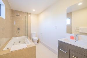 łazienka z wanną, toaletą i umywalką w obiekcie Auckland Newmarket Motel w Auckland