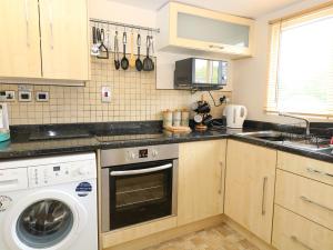 Köök või kööginurk majutusasutuses 2 Lock Cottages +7 fotot