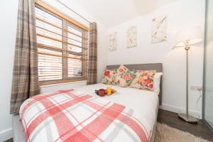 Ένα ή περισσότερα κρεβάτια σε δωμάτιο στο City Centre Posh Parlour Gated Parking 1bed Wifi