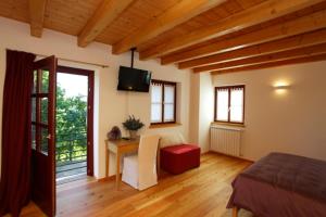 Televízia a/alebo spoločenská miestnosť v ubytovaní Agriturismo Ronchi Rò