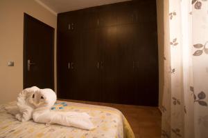 a bedroom with a bed with two rolled towels at Casa Manel, La Gomera in San Sebastián de la Gomera