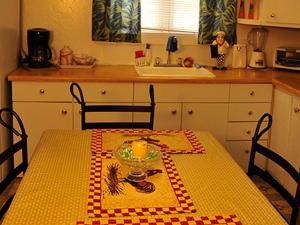 eine Küche mit einem Tisch und einer Kerze darauf in der Unterkunft Willows Motel in Williamstown