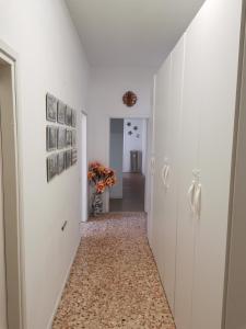 a hallway with white walls and a carpeted floor at CASA CELESTE in Ponte San Pietro