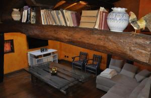 a living room with a table and a shelf with books at Lupardika in Orduña