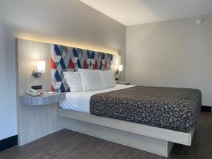 Ένα ή περισσότερα κρεβάτια σε δωμάτιο στο Days Inn & Suites by Wyndham Peachtree Corners Norcross +23 φωτογραφίες