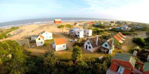 プンタ・デル・ディアブロにあるComplejo Diablo Verde Punta del Diabloの海辺の小さな村の空中風景