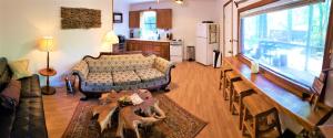 Posezení v ubytování Mountain Laurel Cottage at Hearthstone Cabins and Camping - Pet Friendly