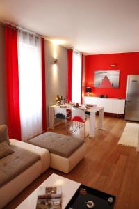 sala de estar con sofá y mesa en Apartment Villa Mandria, en Opatija