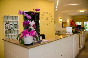 ミラノ・マリッティマにあるHotel Consulの花屋のカウンター