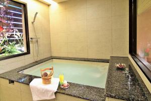 Bazén v ubytování Chyuan Du Spring Resort nebo v jeho okolí