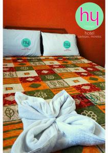 un letto con un asciugamano sopra di Hy Cocoyoc a Oaxtepec