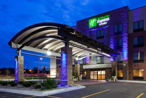 ein Krankenhausgebäude mit einem beleuchteten Schild in der Nacht in der Unterkunft Holiday Inn Express and Suites Rochester West-Medical Center, an IHG Hotel in Rochester