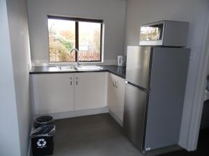 Kuchyň nebo kuchyňský kout v ubytování Pinewood Motels