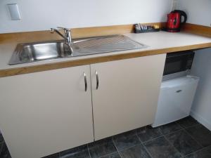 Kuchyň nebo kuchyňský kout v ubytování Pinewood Motels