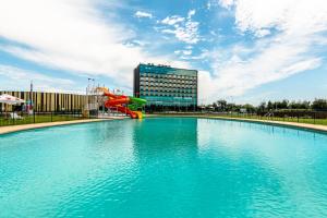 a large swimming pool with a water slide at MDS Hotel Chillan in Chillán