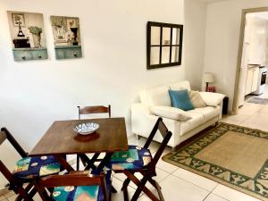 皮拉西卡巴Casa com ótima localização的带桌椅和沙发的客厅