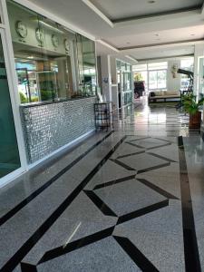 - un hall d'un immeuble doté de carrelage dans l'établissement BBG Seaside Luxurious Service Apartment, à Bang Saen