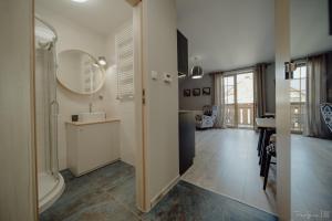 シュクラルスカ・ポレンバにあるApartamenty Silence Górskie Zaciszeのバスルーム(トイレ、洗面台、鏡付)