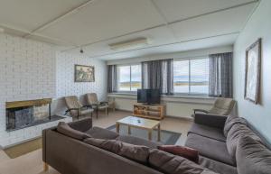 un soggiorno con divano e camino di Youth Center Vasatokka a Inari