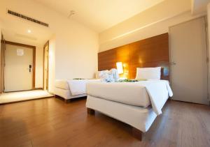 Una habitación de hotel con dos camas y una ventana. en The Seasons Pattaya, en Pattaya central