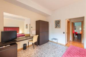 Televízia a/alebo spoločenská miestnosť v ubytovaní Hotel Piazza Marconi