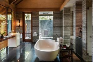 Ein Badezimmer in der Unterkunft The Datai Langkawi