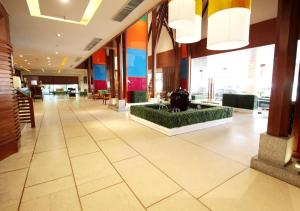 een lobby van een gebouw met een fontein bij The Seasons Pattaya - SHA Plus Certified in Pattaya