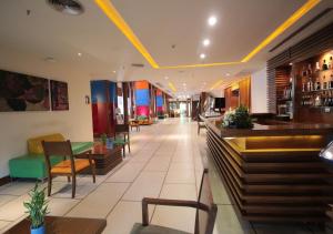 Un restaurante con mesas y sillas y un bar. en The Seasons Pattaya, en Pattaya central