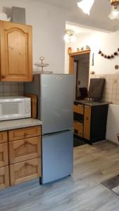 eine Küche mit einem Kühlschrank und einer Mikrowelle in der Unterkunft Georges Rast in Altaussee