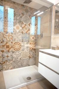 een badkamer met een douche en een wastafel bij Il Cavalluccio Marino in Manarola