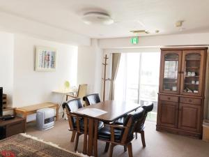 a dining room with a table and chairs at Fuji Gotemba Condominium Tannpopo in Gotemba