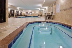 uma piscina num quarto de hotel com duas piscinas em Holiday Inn Express and Suites Helena, an IHG Hotel em Helena
