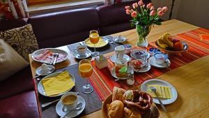リムシュティングにあるChiemseeのテーブル(朝食用の食品、ドリンク付)