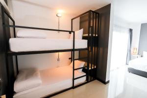 Rúm í herbergi á The Rest Hotel - ประจวบ