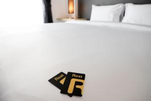 Rúm í herbergi á The Rest Hotel - ประจวบ