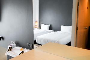 Rúm í herbergi á The Rest Hotel - ประจวบ