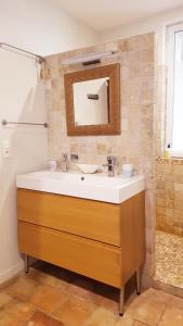 a bathroom with a sink and a mirror at Alcôve Marine in Gruissan