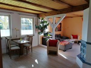ein Wohnzimmer mit einem Sofa und einem Tisch in der Unterkunft Ferienwohnung am Haffberg in Neverow