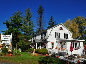 ウィリアムズタウンにあるWillows Motelの白い家