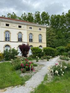 a garden with flowers in front of a building at Le Studio du Château in Auriac-sur-Vendinelle