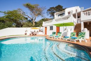 una piscina frente a una casa en Charlotte's Bed and Breakfast en Mtunzini